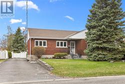72 CROWNHILL STREET Ottawa, ON K1J 7K8