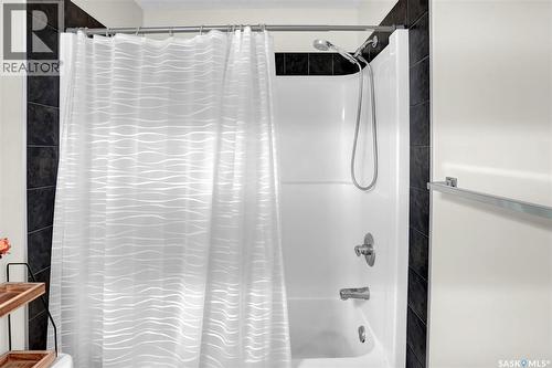 405 3826 Dewdney Avenue E, Regina, SK - Indoor Photo Showing Bathroom