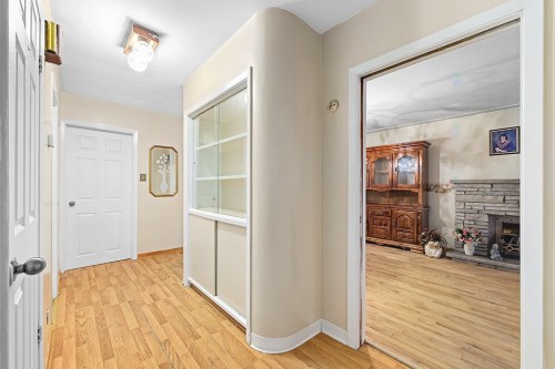 Hall d'entrée/Vestibule - 842 Rue Principale, Bryson, QC - Indoor Photo Showing Other Room
