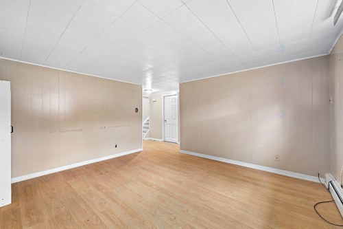 Salle familiale - 842 Rue Principale, Bryson, QC - Indoor Photo Showing Other Room
