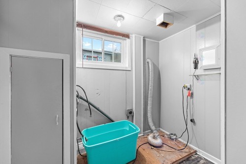 Salle de lavage - 842 Rue Principale, Bryson, QC - Indoor Photo Showing Other Room