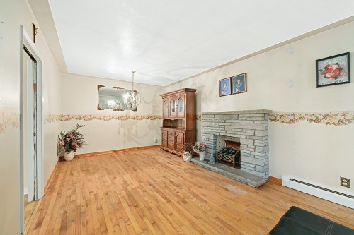 Salon - 842 Rue Principale, Bryson, QC - Indoor With Fireplace