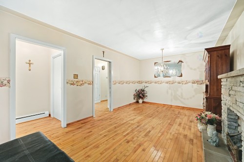 Salon - 842 Rue Principale, Bryson, QC - Indoor Photo Showing Other Room