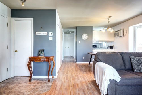 Salon - 302-64 Rue Pierre-Laporte, Saint-Eustache, QC - Indoor