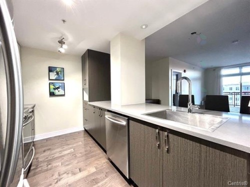 Kitchen - 711-2160 Av. Terry-Fox, Laval (Chomedey), QC - Indoor Photo Showing Kitchen With Upgraded Kitchen
