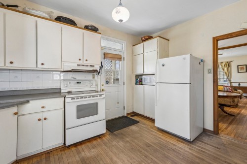 Cuisine - 25 Av. Queen, Pointe-Claire, QC - Indoor Photo Showing Kitchen