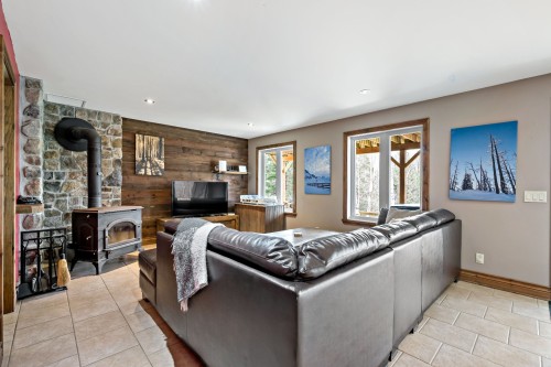 Salle familiale - 345  - 347 Ch. Grenier, Lac-Supérieur, QC 