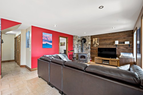 Salle familiale - 345  - 347 Ch. Grenier, Lac-Supérieur, QC 