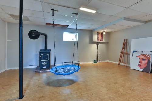 Salle familiale - 30A Rue Lamarche, Mont-Saint-Grégoire, QC - Indoor