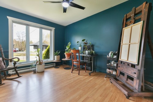 Salon - 30A Rue Lamarche, Mont-Saint-Grégoire, QC - Indoor