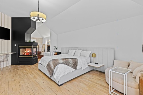 Chambre à coucher principale - 736 Rue Des Vignobles, Rosemère, QC - Indoor Photo Showing Bedroom With Fireplace