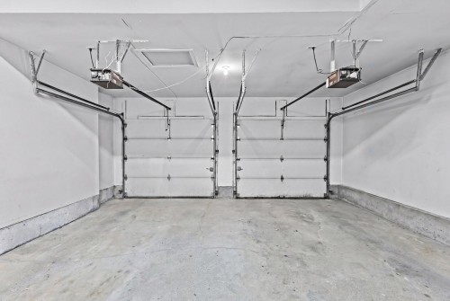Garage - 736 Rue Des Vignobles, Rosemère, QC - Indoor Photo Showing Garage