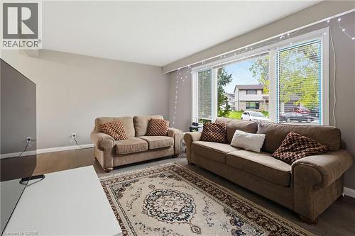 55 Yarmouth Court, Hamilton, ON - Indoor Photo Showing Living Room