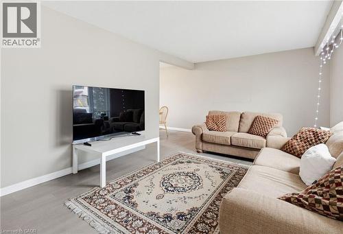 55 Yarmouth Court, Hamilton, ON - Indoor Photo Showing Living Room