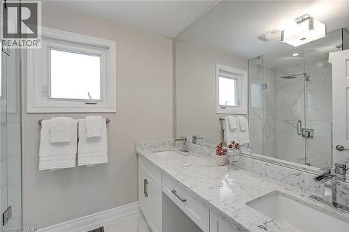 2475 Cavendish Drive, Burlington, ON - Indoor Photo Showing Bathroom