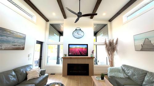 338 Burne Avenue, Kelowna, BC - Indoor Photo Showing Living Room With Fireplace