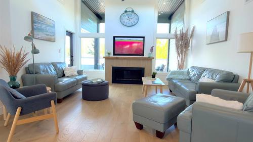 338 Burne Avenue, Kelowna, BC - Indoor Photo Showing Living Room With Fireplace