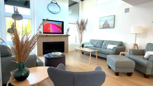 338 Burne Avenue, Kelowna, BC - Indoor Photo Showing Living Room With Fireplace