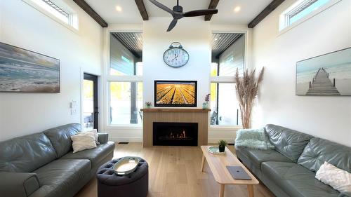 338 Burne Avenue, Kelowna, BC - Indoor Photo Showing Living Room With Fireplace
