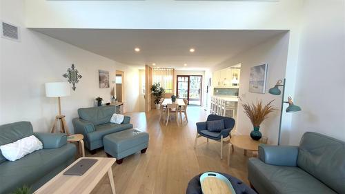 338 Burne Avenue, Kelowna, BC - Indoor Photo Showing Living Room