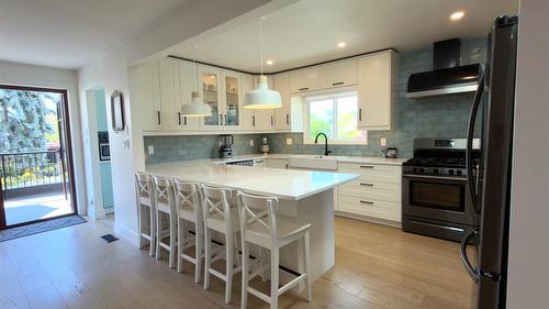338 Burne Avenue, Kelowna, BC - Indoor Photo Showing Kitchen With Upgraded Kitchen