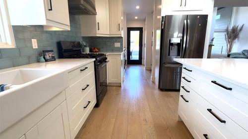 338 Burne Avenue, Kelowna, BC - Indoor Photo Showing Kitchen With Upgraded Kitchen