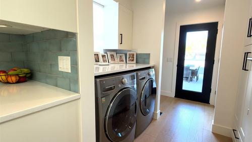 338 Burne Avenue, Kelowna, BC - Indoor Photo Showing Laundry Room