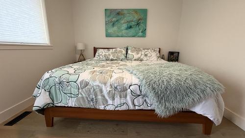 338 Burne Avenue, Kelowna, BC - Indoor Photo Showing Bedroom