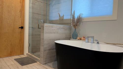 338 Burne Avenue, Kelowna, BC - Indoor Photo Showing Bathroom