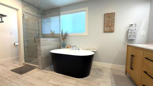 338 Burne Avenue, Kelowna, BC - Indoor Photo Showing Bathroom