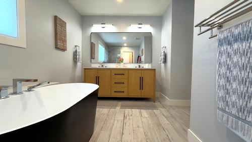 338 Burne Avenue, Kelowna, BC - Indoor Photo Showing Bathroom