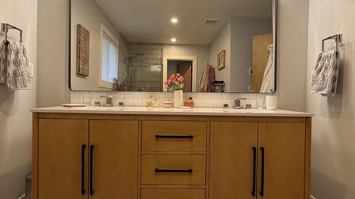 338 Burne Avenue, Kelowna, BC - Indoor Photo Showing Bathroom
