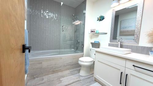 338 Burne Avenue, Kelowna, BC - Indoor Photo Showing Bathroom