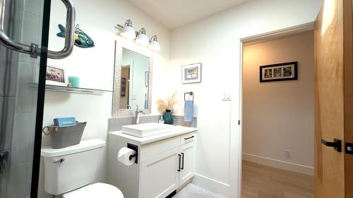 338 Burne Avenue, Kelowna, BC - Indoor Photo Showing Bathroom