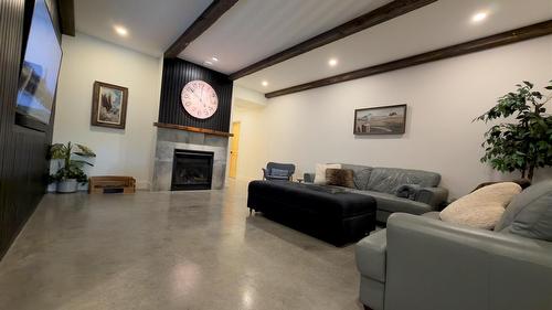 338 Burne Avenue, Kelowna, BC - Indoor With Fireplace