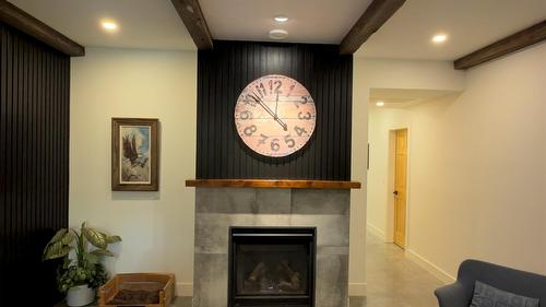 338 Burne Avenue, Kelowna, BC - Indoor With Fireplace