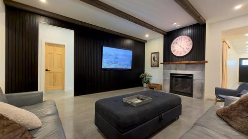 338 Burne Avenue, Kelowna, BC - Indoor Photo Showing Living Room With Fireplace