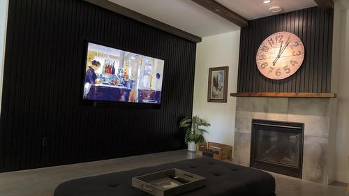 338 Burne Avenue, Kelowna, BC - Indoor With Fireplace