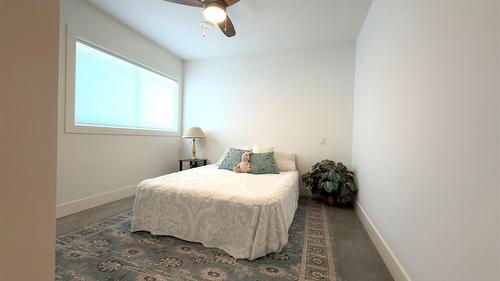 338 Burne Avenue, Kelowna, BC - Indoor Photo Showing Bedroom