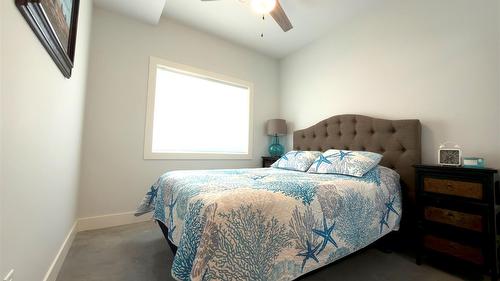 338 Burne Avenue, Kelowna, BC - Indoor Photo Showing Bedroom