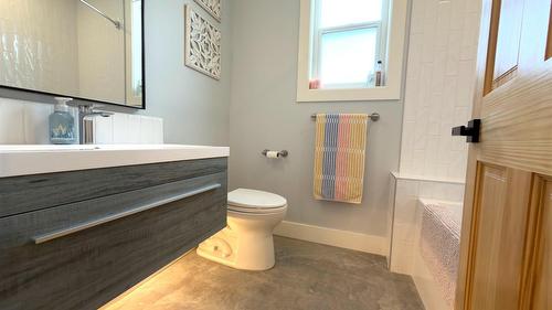 338 Burne Avenue, Kelowna, BC - Indoor Photo Showing Bathroom