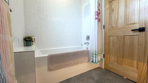 338 Burne Avenue, Kelowna, BC - Indoor Photo Showing Bathroom