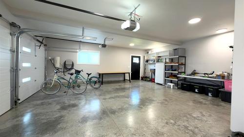 338 Burne Avenue, Kelowna, BC - Indoor Photo Showing Garage