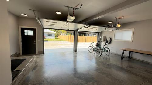 338 Burne Avenue, Kelowna, BC - Indoor Photo Showing Garage