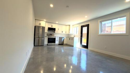 338 Burne Avenue, Kelowna, BC - Indoor Photo Showing Kitchen