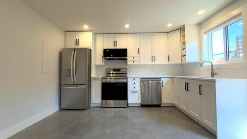 338 Burne Avenue, Kelowna, BC - Indoor Photo Showing Kitchen