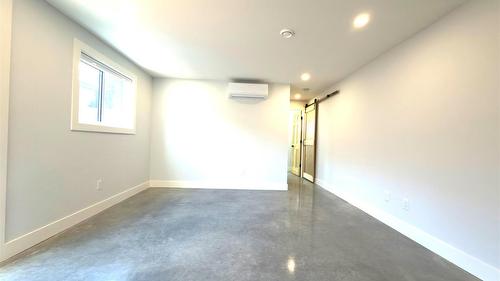 338 Burne Avenue, Kelowna, BC - Indoor Photo Showing Other Room