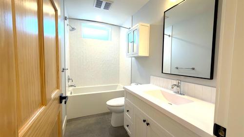 338 Burne Avenue, Kelowna, BC - Indoor Photo Showing Bathroom