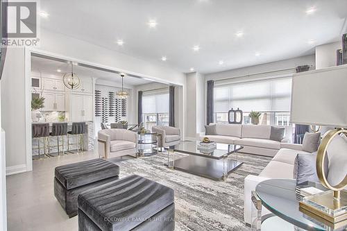 92 Maple Fields Circle, Aurora, ON - Indoor Photo Showing Living Room