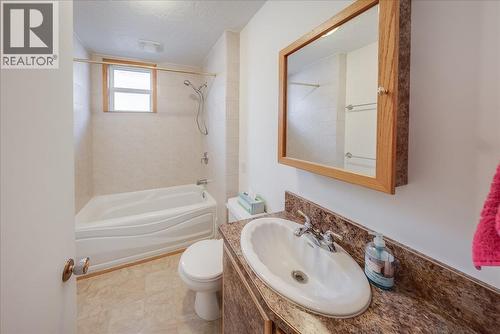 1734 Third Avenue, Trail, BC - Indoor Photo Showing Bathroom